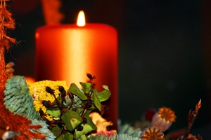 advent-wreath-and-candle---christmas--1435855-m